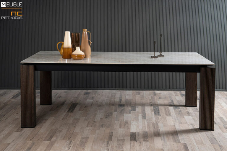Τραπέζι Tender με κεραμικό καπάκι και πόδια από ξύλο δρυς. Διαθέτει προέκταση. Μοντέρνο και minimal. Κατασκευάζεται σε ποικιλία διαστάσεων και χρωμάτων.