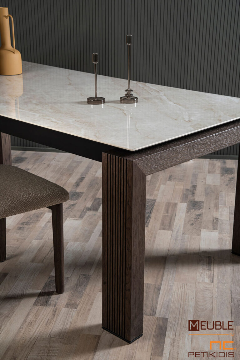 Τραπέζι Tender με κεραμικό καπάκι με λεπτομέρειες στα πόδια από ξύλο δρυς. Διαθέτει προέκταση. Μοντέρνο και minimal. Κατασκευάζεται σε ποικιλία διαστάσεων και χρωμάτων.