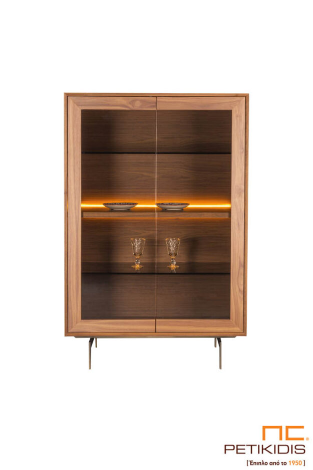 Κλασική Τραπεζαρία Βιτρίνα Vendome από ξύλο καρυδιάς και μεταλλικά πόδια. Ιδιαίτερο στοιχείο ο συνδυασμός του εσωτερικού φωτισμού με το φιμέ τζάμι στις πόρτες.