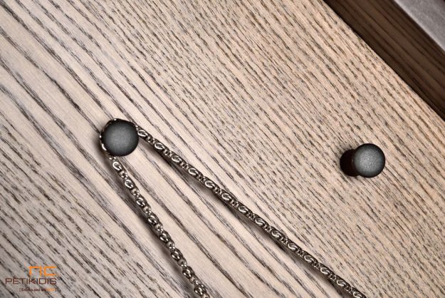 Κρεμάστρα δωματίου με ολόσωμο καθρέπτη και συρτάρια σε ξύλο ελιά και διακοσμητική λάκα της Join. Λεπτομέρεια.