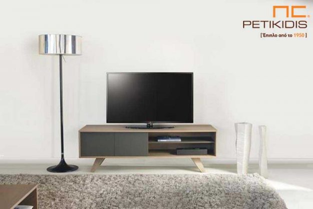 Έπιπλο tv Sixty από ξύλο δρυς και λεπτομέρειες λάκας.