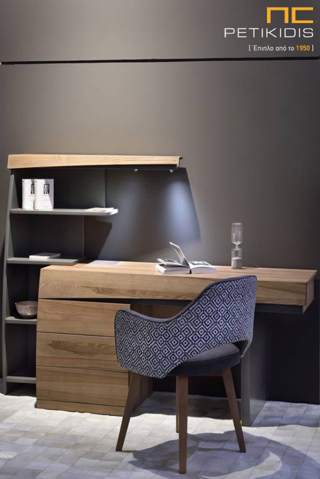 Γραφείο Sara της Join σε ξύλο ελιάς και λεπτομέρειες από λάκα γκρι.Διαθέτει συρτάρια και ράφια για ευκολία στη χρήση και φωτισμό πάνω από το χώρο εργασίας.