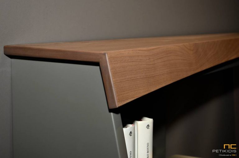 Γραφείο Sara της Join σε ξύλο ελιάς και λεπτομέρειες από λάκα γκρι. Διαθέτει συρτάρια και ράφια για ευκολία στη χρήση και φωτισμό πάνω από το χώρο εργασίας. Λεπτομέρεια.