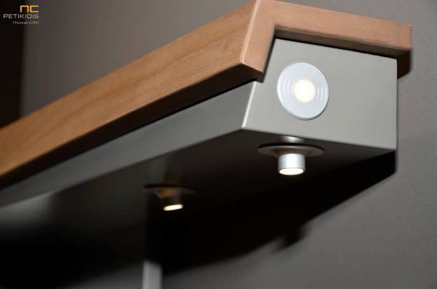 Γραφείο Sara της Join σε ξύλο ελιάς και λεπτομέρειες από λάκα γκρι. Διαθέτει συρτάρια και ράφια για ευκολία στη χρήση και φωτισμό πάνω από το χώρο εργασίας. Λεπτομέρεια.