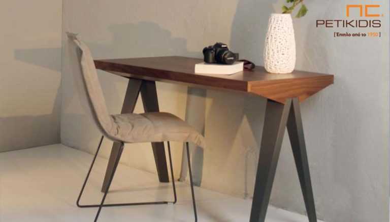 Γραφείο Seven από ξύλο καρυδιάς και λάκα. Διαθέτει αποθηκευτικό χώρο και μπορεί να κάνει και τη χρήση κονσόλας .