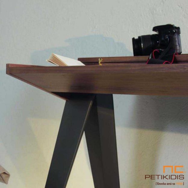 Γραφείο Seven από ξύλο καρυδιάς και λάκα. Διαθέτει αποθηκευτικό χώρο και μπορεί να κάνει και τη χρήση κονσόλας. Λεπτομέρεια.