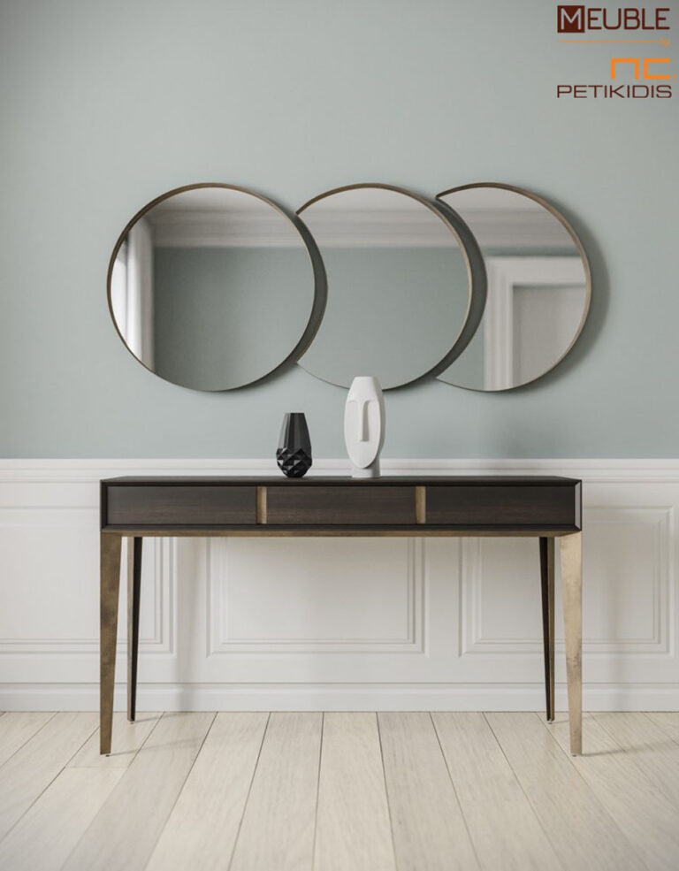 Μοντέρνα ξύλινη κονσόλα Canyon κατασκευασμένη από μεταλλικό σκελετό και συρτάρια σε ξύλο δρυς, συνδυασμένη με μία τριλογία επιτoίχιων καθρεφτών από μεταλλικό πλαίσιο σε διαφορετικά σχήματα.