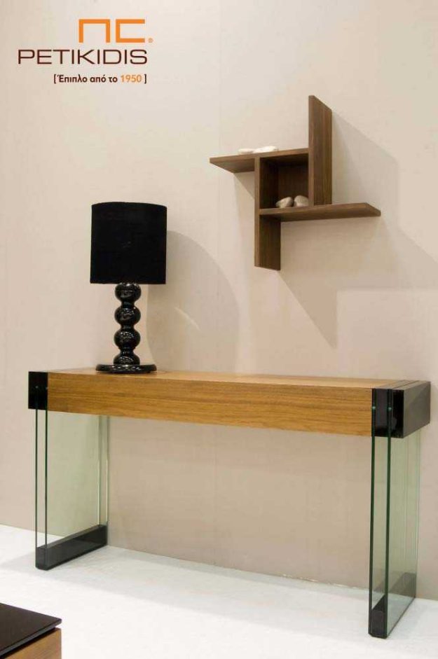 Κλασική Τραπεζαρία Κονσόλα Decor από ξύλο καρυδιάς και λεπτομέρειες λάκας. Τα πόδια της είναι από γυαλί ασφαλείας δίνοντας ένα εντυπωσιακό σχέδιο.