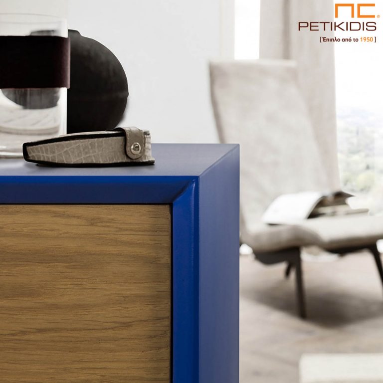 Κονσόλα Janis από ξύλο δρυς και λάκα. Διαθέτει δύο συρτάρια και μια vintage 60's αισθητική. Λεπτομέρεια.