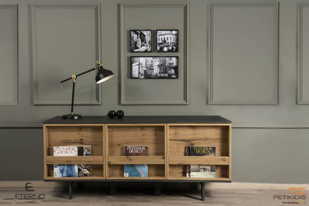 Κονσόλα Libre από ξύλο δρυς ρουστίκ και λεπτομέρεια λάκας με 3 πόρτες και μεταλλικά πόδια.