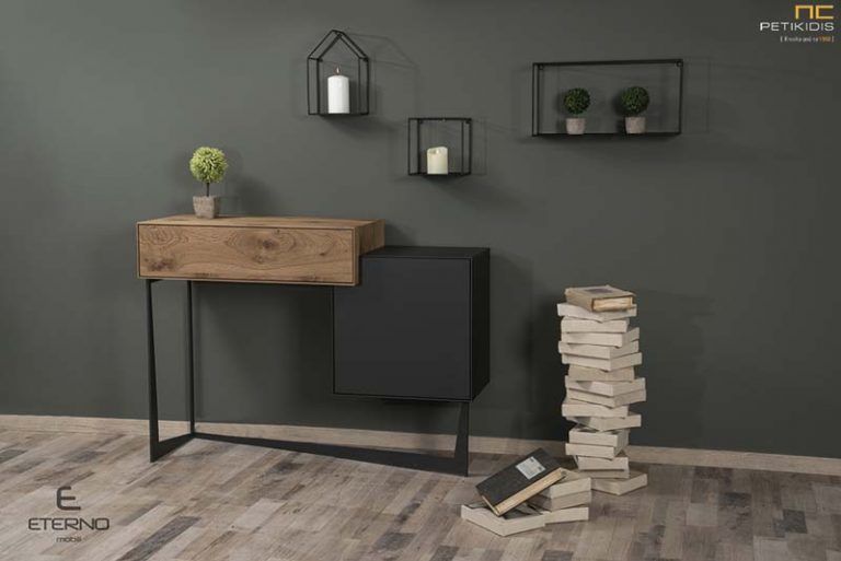 Κονσόλα Play από ξύλο δρυς και λάκα με μεταλλικά πόδια. Διαθέτει ένα συρτάρι και ένα ντουλάπι.