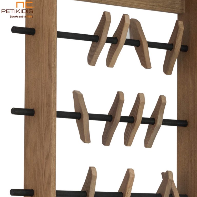 Κρεμάστρα Cliff από ξύλο δρυς και μεταλλικά στοιχεία. Ο ιδιαίτερος σχεδιασμός του δίνει μια αισθητική γλυπτού στο χώρο και είναι ιδανικό για χώρους εισόδου, σαλονιού και υπνοδωματίων. Λεπτομέρεια.