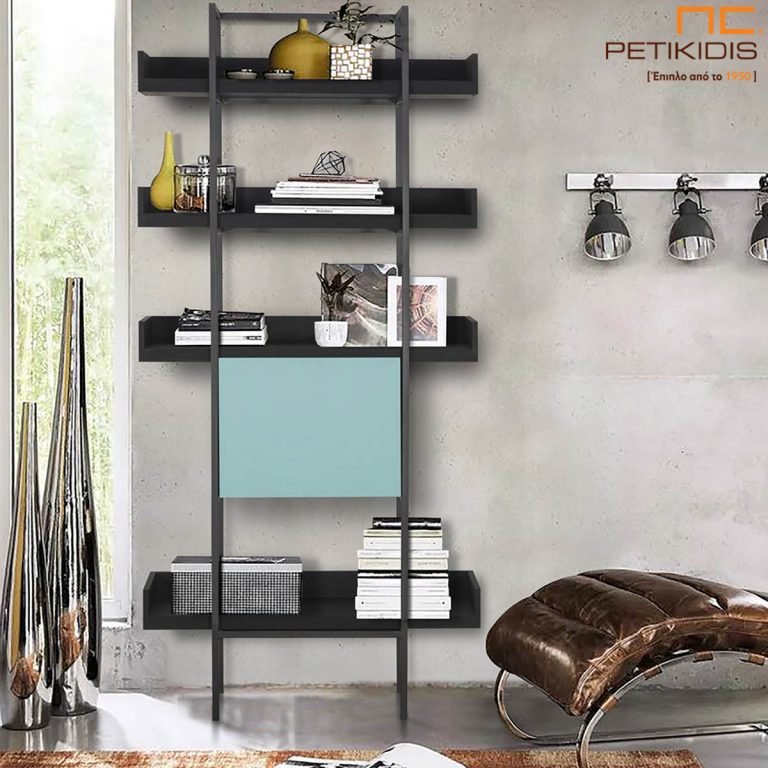 Ραφιέρα και βιβλιοθήκη James από ξύλο δρυς και μεταλλική στήριξη. Διαθέτει και ντουλάπι και μπορεί να τοποθετηθεί σε πολλούς χώρους του σπιτιού ή να συνοδεύσει τον επαγγελματικό εξοπλισμό.