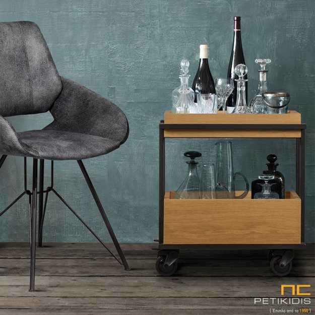 Βοηθητικό τραπεζάκι Bob troley bar. Είναι κατασκευασμένο από ξύλο σρυς και μεταλλικό σκελετό και διαθέτει ρόδες για εύκολη μετακίνηση μέσα στο χώρο.