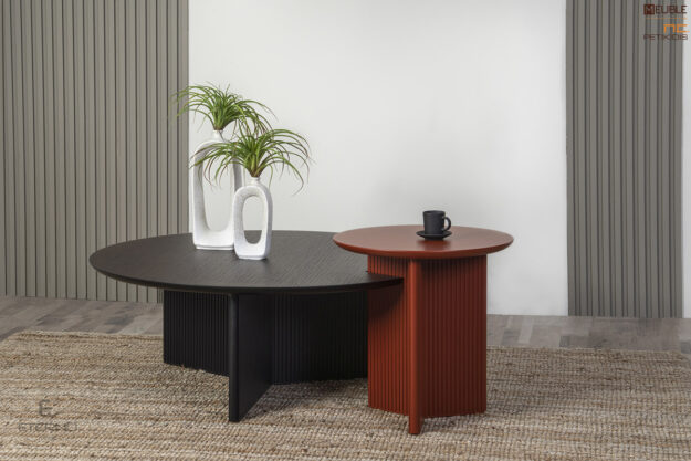 Τραπέζι σαλονιού Icon και βοηθητικό τραπεζάκι Icon Small. Μοντέρνο σχέδιο με γραμμωτή βάση σε λάκα και καπάκι ξύλου δρυς ή λάκα.