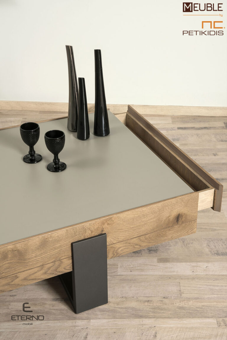 Ένα παραλληλόγραμμό μοντέρνο με αφαιρετικό ύψος είναι το τραπεζάκι Life. Διαθέτει συρτάρι που εξυπηρετεί τις ανάγκες αποθήκευσης. Τα υλικά κατασκευής του είναι το ξύλο δρυς ρουστίκ σε συνδυασμό με λάκα γκοφρέ. Λεπτομέρεια.