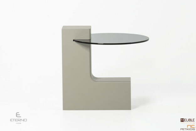 Το τραπεζάκι Lobby με την φιμέ γυάλινη επιφάνεια του και ο συνδυασμός με λάκα, αποτελεί μια έξυπνη λύση για το σαλόνι σας.