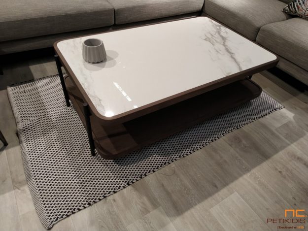 Τραπεζάκι σαλονιού Parma με δύο επίπεδα.Ο σκελετός του είναι μεταλλικός.Το κάτω επίπεδο είναι από ξύλο ρουστίκ δρυς και το πάνω επίπεδο είναι σε συνδυασμό ξύλο ρουστίκ δρυς και κεραμικό υλικό.