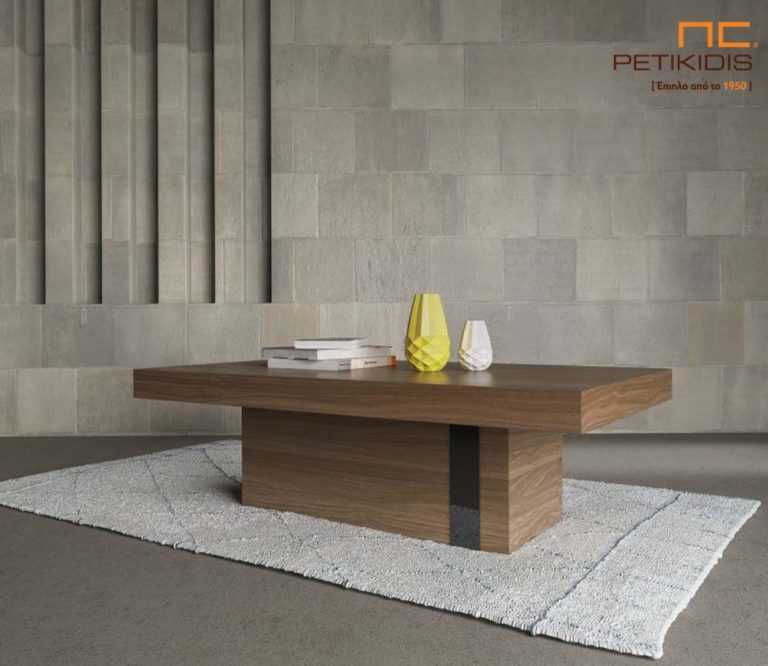 Τραπεζάκι σαλονιού Fino από ξύλο καρυδιάς και λεπτομέρεια λάκα.