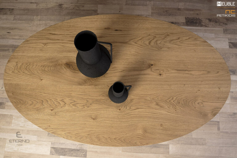 Λεπτομέρεια σχήματος καπακιού. Τραπέζι καθιστικού Secret σε σχήμα οβάλ, κατασκευασμένο με μεταλλική βάση και ξύλινο ρουστίκ καπάκι.