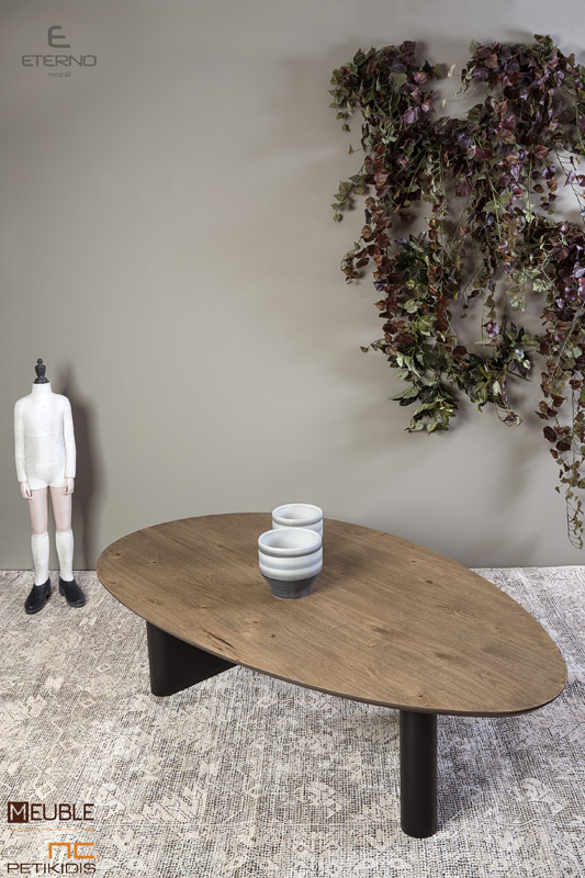 Κλασική Τραπεζαρία Λεπτομέρεια. Τραπέζι σαλονιού Shape. Ιδιαίτερος και μοντέρνος ο σχεδιασμός του, κατασκευασμένο με λάκα η βάση και ρουστίκ δρυς το καπάκι.