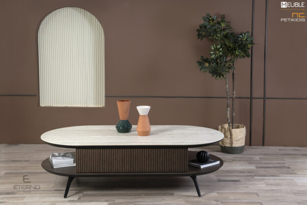 Τραπέζι σαλονιού Smooth. Μοντέρνος σχεδιασμός με ένα συρτάρι και καμπύλες για εξοικονόμηση χώρου. Κατασκευασμένο από ξύλο δρυς, μεταλλικά πόδια και κεραμική ματ επιφάνεια.