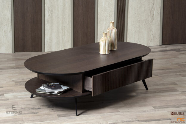 Λεπτομέρεια. Τραπέζι σαλονιού Smooth. Μοντέρνος σχεδιασμός με ένα συρτάρι και καμπύλες για εξοικονόμηση χώρου. Κατασκευασμένο από ξύλο δρυς και μεταλλικά πόδια.