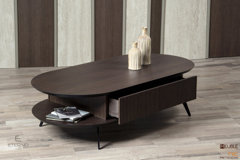 Λεπτομέρεια. Τραπέζι σαλονιού Smooth. Μοντέρνος σχεδιασμός με ένα συρτάρι και καμπύλες για εξοικονόμηση χώρου. Κατασκευασμένο από ξύλο δρυς και μεταλλικά πόδια.