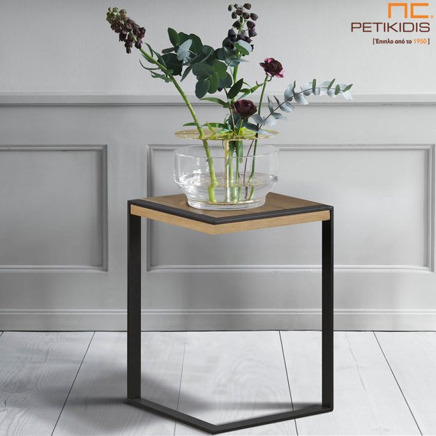 Τραπεζάκι βοηθητικό Ozzy από ξύλο δρυς και μεταλλικό σκελετό σε ιδιαίτερο σχεδιασμό.