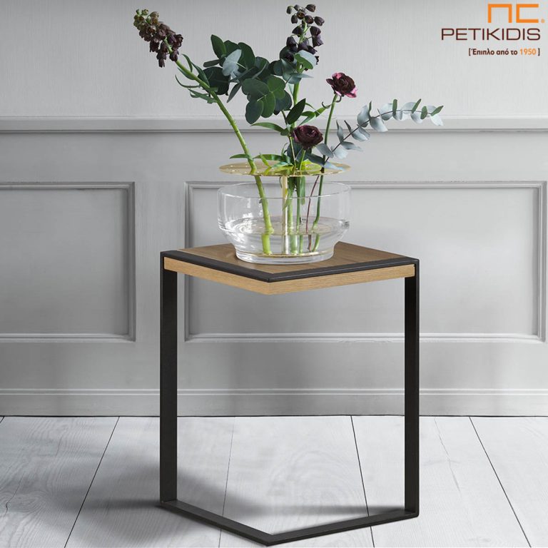 Τραπεζάκι βοηθητικό Ozzy από ξύλο δρυς και μεταλλικό σκελετό σε ιδιαίτερο σχεδιασμό.