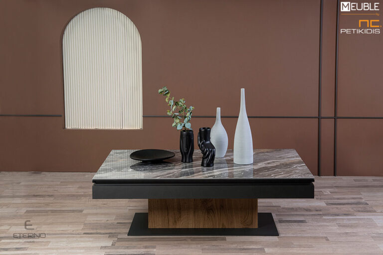 Τραπεζάκι σαλονιού Wood από ξύλο δρυς ρουστίκ και λάκα γκοφρέ και κεραμική επιφάνεια. Διαθέτει ένα σερβιτόρο και ένα ντουλάπι για αποθηκευτικό χώρο.