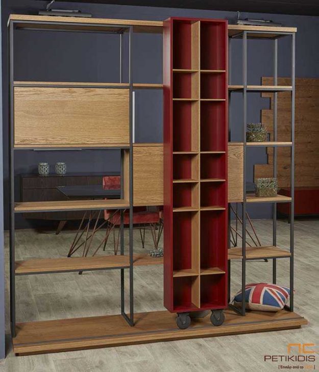 Βιβλιοθήκη και ραφιέρα Marvel σε συνδυασμό ξύλου δρυς και μεταλλικό σκελετό. Μπορεί να λειτουργήσει και σαν ελεύθερο διαχωριστικό χώρου καθώς τα ντουλάπια του ανοίγουν και από τις δύο πλευρές. Διαθέτει τροχήλατη επιπλέον διακοσμητική ραφιέρα από ξύλο δρυς και λάκα.