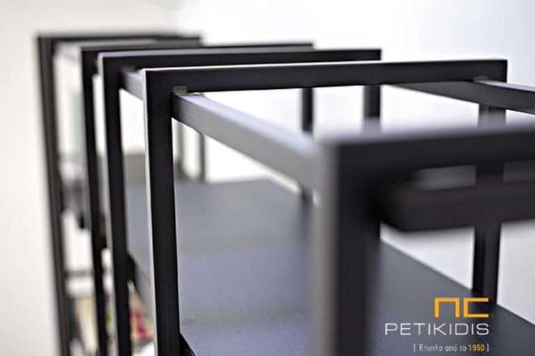 Βιβλιοθήκη Loop με ξύλινα ράφια δρυς και μεταλλικό σκελετό. Λεπτομέρεια.