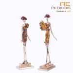 Διακοσμητικό γλυπτό "Chic" γυναικείας φιγούρας από πολυπροπυλένιο . Οι διαστάσεις είναι ύψος 70cm,η βάση είναι 24cmX14cm.