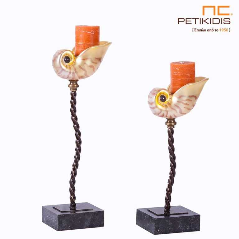 Διακοσμητικά "Shells" κηροπήγια με σχήμα κοχύλια από πολυπροπυλαίνιο και μέταλλο. Έχουν βάση 15cmX13cm και ύψος το ένα 45cm και το άλλο 56cm.