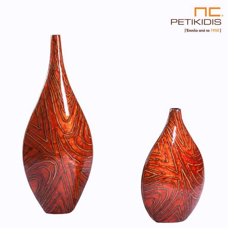 Διακοσμητικά βάζα "Woody" από πολυποροπυλένιο σε πορτοκαλί χρώμα και λεπτομέρειες από φυσικά υλικά όπως γραμμές από ξύλο. Το ύψος του ψηλού είναι 75cm, το πλάτος του είναι 35cm και το πάχος του είναι 10cm. Το μικρό έχει ύψος 45cm, πλάτος 35cm και πάχος 10cm.