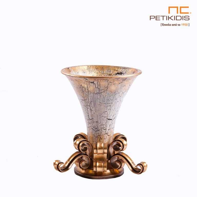 Επιτραπέζιο διακοσμητικό βάζο "Flower" από πολυπροπυλένιο με μεταλλική βάση.Το χρώμα του είναι μπεζ με πατίνα χρυσή. Το ύψος του είναι 42cm και η διάμετρος είναι 32cm.