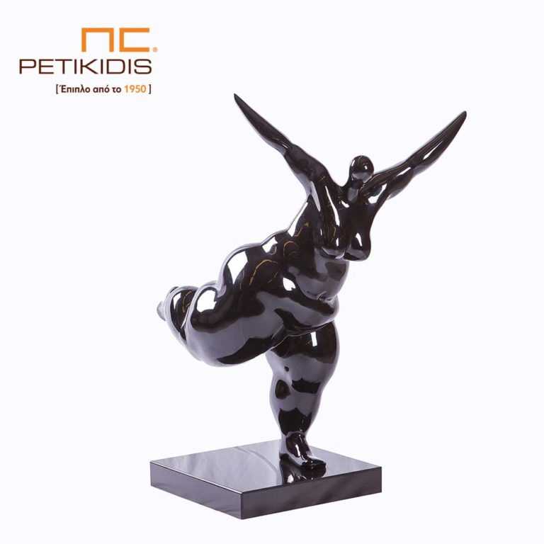 Μαύρο διακοσμητικό αγαλματίδιο "Miss Fly" γυναικείας φιγούρας από πολυπροπυλαίνιο. Η βάση έχει διαστάσεις 25cmX 25cm και το τελικό ύψος είναι 56cm.