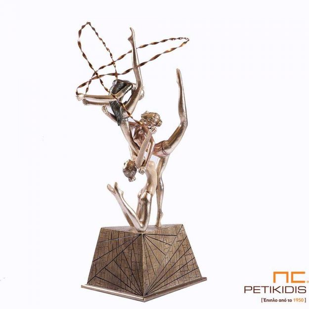 Κλασική Τραπεζαρία Επιδαπέδιο διακοσμητικό 'Dance' με τρεις χορεύτριες. Κατασκευασμένο από πολυπροπυλαίνιο και μεταλλικές διακοσμητικές λεπτομέρειες. Οι διαστάσεις του είναι 90cm ύψος, 44cm πλάτος και 16cm φάρδος.