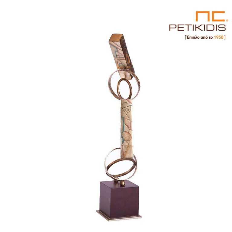 Επιδαπέδιο διακοσμητικό αντικείμενο 'Line' από πολυπροπυλαίνιο και μεταλλικά στοιχεία με σχήματα σε minimal φόρμες. Οι διαστάσεις του είναι 93cm ύψος, 18cm πλάτος και 18cm φάρδος.