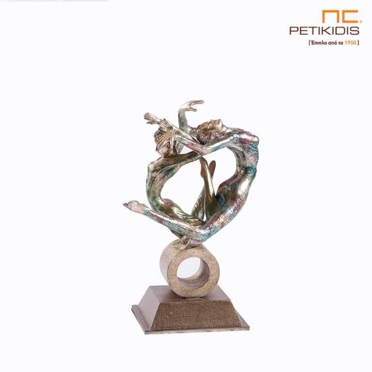 Επιτραπέζιο διακοσμητικό γυναικείο γλυπτό 'Μούσες' από πολυπροπυλαίνιο διαστάσεων 46cm ύψος,33cm πλάτος και 30cm φάρδος.