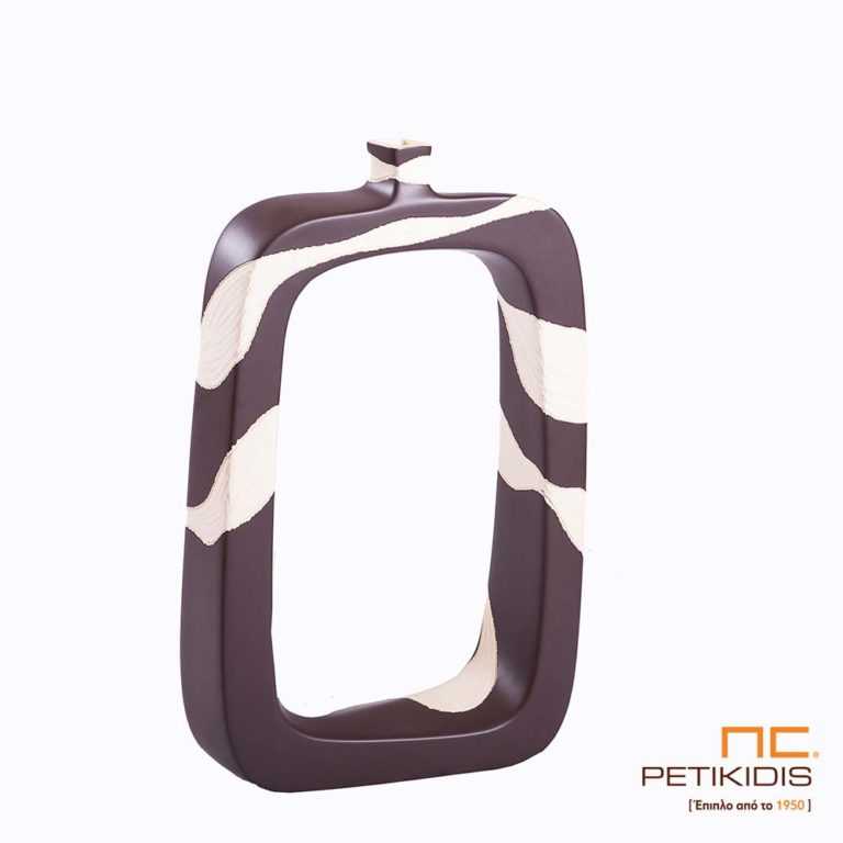 Επιτραπέζιο κεραμικό διακοσμητικό αντικείμενο "Earth" σε καφέ και μπεζ χρώμα. Οι διαστάσεις του είναι 50cm ύψος, 31cm πλάτος και 9cm φάρδος.