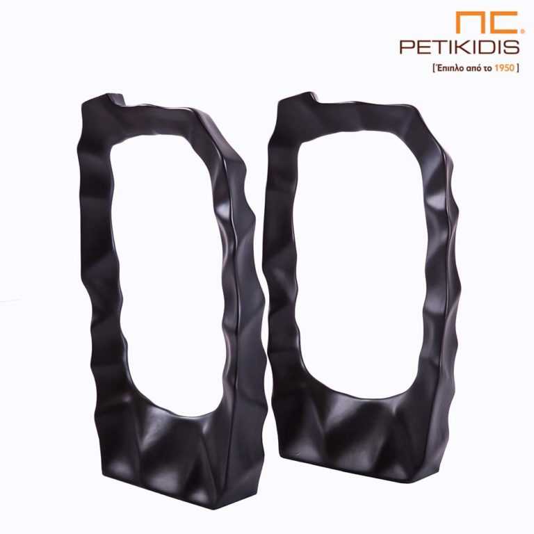 Μοντέρνο μαύρο επιτραπέζιο διακοσμητικό αντικείμενο "Petra" από κεραμικό υλικό. Οι διαστάσεις του είναι 62cm ύψος, 36cm πλάτος και 12cm φάρδος.