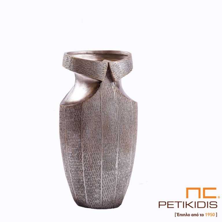 Επιτραπέζιο διακοσμητικό βάζο "Papillon" από πολυπροπυλαίνιο σε πατίνα ασημί. Παράγεται σε δύο αναστάσεις. Το μεγάλο είναι διαστάσεων 52cm ύψος, 39cm πλάτος και 20cm φάρδος. Το μικρό είναι διαστάσεων 45cm ύψος, 39cm πλάτος και 20cm φάρδος.