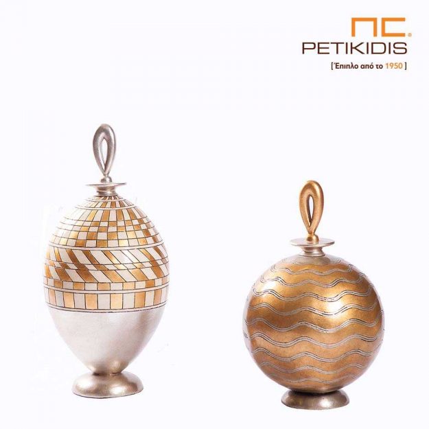 Επιτραπέζια διακοσμητικά αντικείμενα "Drops" με πατίνα σε εκρού και χρυσές αποχρώσεις από πολυπροπυλαίνιο. Οι διατάσεις τους είναι το ένα έχει ύψος 45cm και διάμετρο 26cm ενώ το άλλο 52cm ύψος και 22cm διάμετρο.