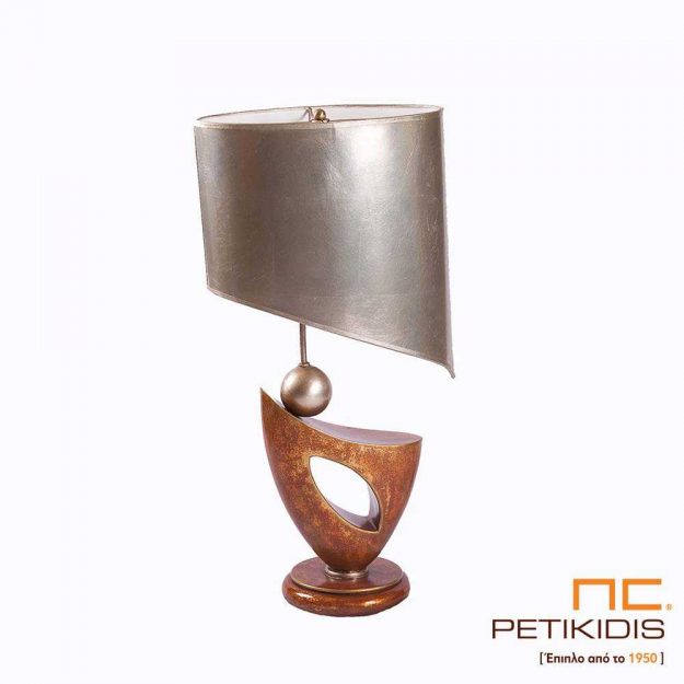 Κλασική Τραπεζαρία Επιτραπέζιο φωτιστικό "Dali" με βάση από πολυπροπυλαίνιο σε βαφή πατίνας σε χρυσές και πορτοκαλί αποχρώσεις.Το καπέλο είναι σε χρώμα της πλατίνας. Οι διαστάσεις του είναι 75cm ύψος, 27cm πλάτος και φάρδος 18cm ενώ το καπέλο έχει πλάτος είναι 36cm και φάρδος 23cm.