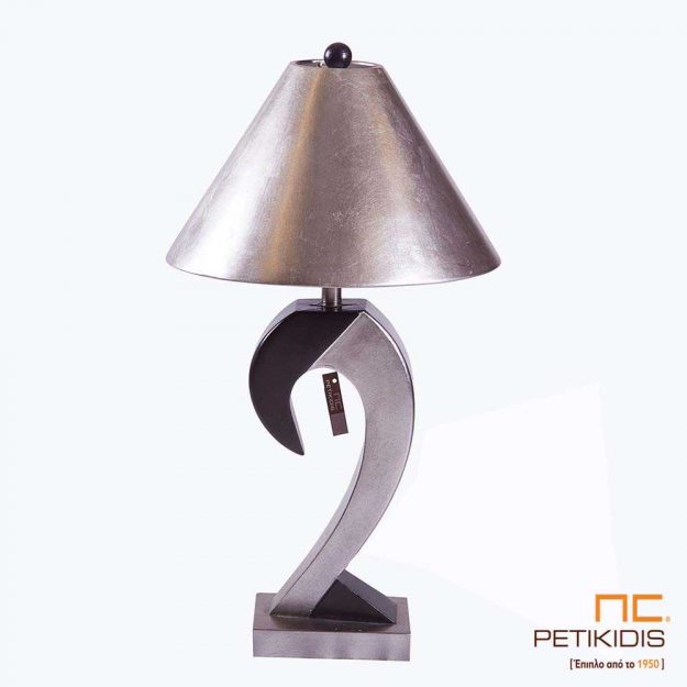 Κλασική Τραπεζαρία Επιτραπέζιο φωτιστικό "Silver" από πολυπορποπυλαίνιο σε ασημί βαφή πατίνας. Οι διαστάσεις του είναι 81cm ύψος, 13cm πλάτος και 20cm φάρδος ενώ το καπέλο του είναι 52cm διάμετρος.