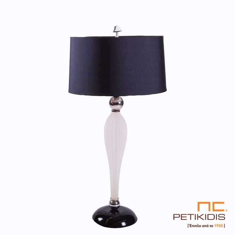 Επιτραπέζιο φωτιστικό "Elegance" από πολυπροπυλαίνιο σε εκρού χρώμα και μαύρες λεπτομέρειες. Οι διαστάσεις του είναι 86cm ύψος και διάμετρος βάσης 21cm ενώ η διάμετρος του καπέλου είναι 38cm.