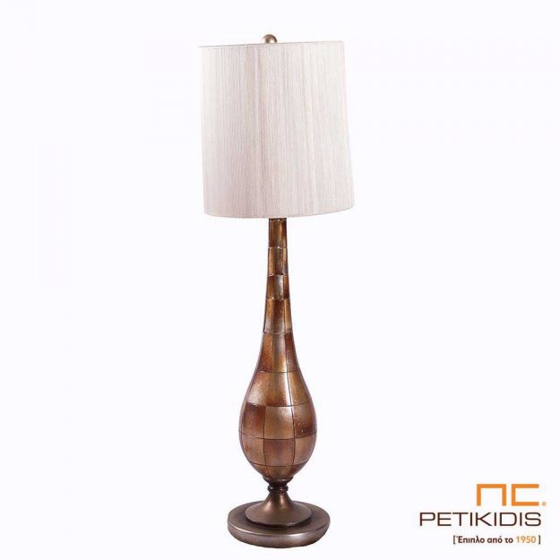 Κλασική Τραπεζαρία Επιτραπέζιο φωτιστικό "Miracle" από πολυπροπυλαίνιο σε βαφή πατίνας σε πορτοκαλί μπεζ αποχρώσεις.Οι διαστάσεις του είναι 96cm ύψος και η διάμετρος της βάσης είναι 22cm. Το καπέλο είναι σε εκρού χρώματα με διάμετρο 27cm.