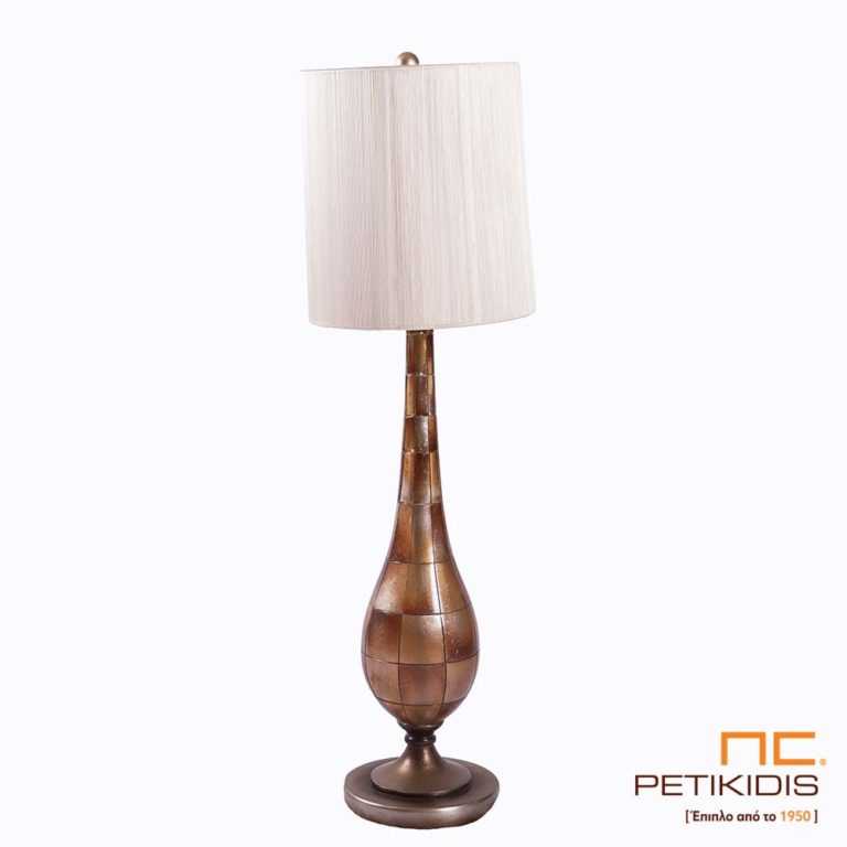 Επιτραπέζιο φωτιστικό "Miracle" από πολυπροπυλαίνιο σε βαφή πατίνας σε πορτοκαλί μπεζ αποχρώσεις.Οι διαστάσεις του είναι 96cm ύψος και η διάμετρος της βάσης είναι 22cm. Το καπέλο είναι σε εκρού χρώματα με διάμετρο 27cm.